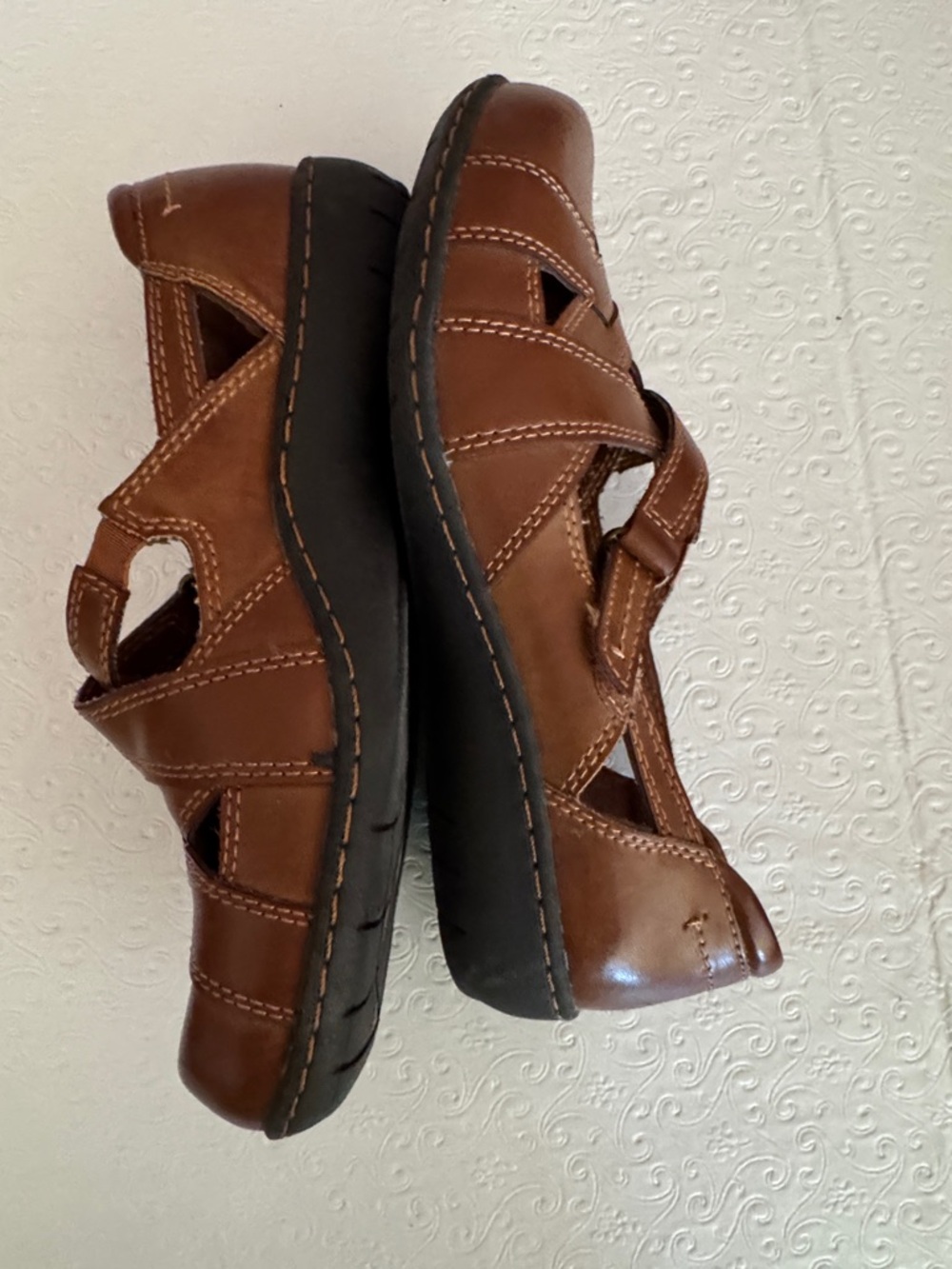 Thom McAn Women's Brown Leather Cross-Strap flats - Picture 3 of 6